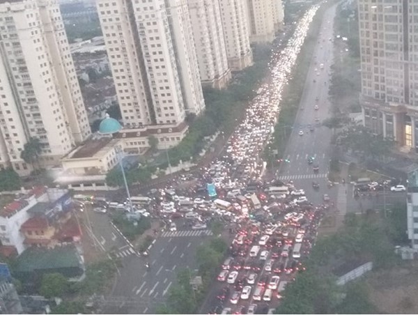 Hà Nội: Mưa lớn gây tắc đường cục bộ ngay ngày đầu tuần học sinh đi học