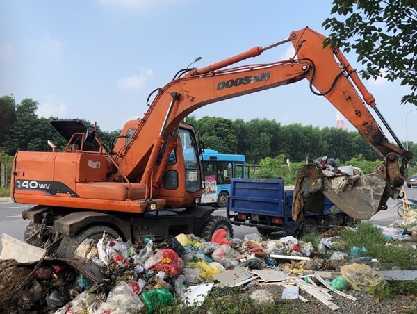 Thu gom gần 200 tấn rác trên Đại lộ Thăng Long: Liệu có “ném đá ao bèo”?