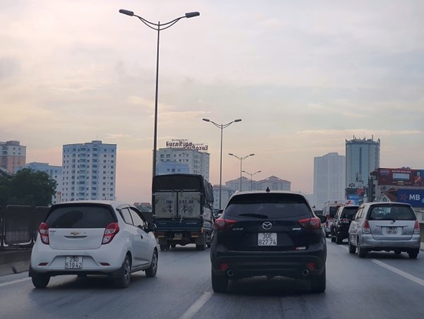 [Điểm nóng giao thông] Ùn ứ đường trên cao vì lấn làn vượt ẩu