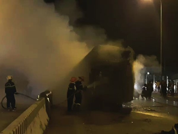 Xe khách giường nằm cháy dữ dội trên quốc lộ 19