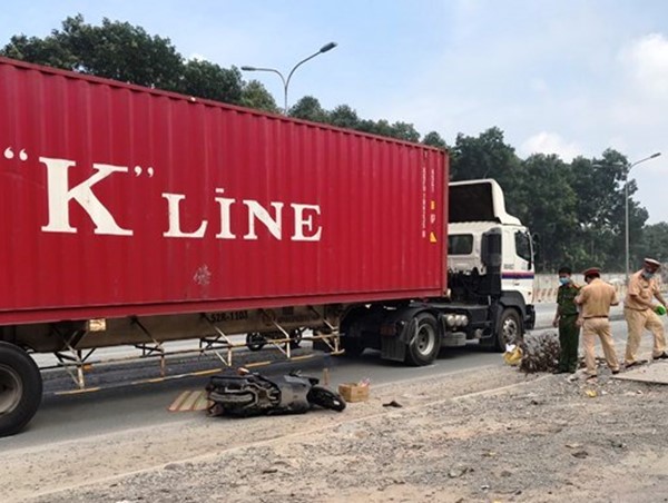 Người đàn ông chết thảm dưới bánh xe container