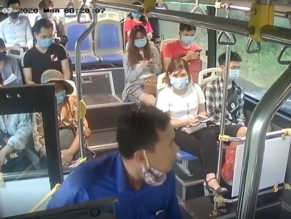 Nhắc không đeo khẩu trang, nam hành khách nhổ nước bọt vào nữ phụ xe buýt