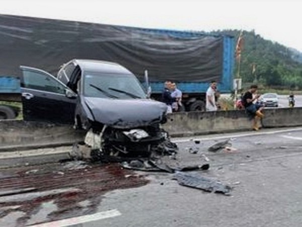 Hà Tĩnh: Tránh đàn bò qua đường, xế hộp vắt ngang trên dải phân cách