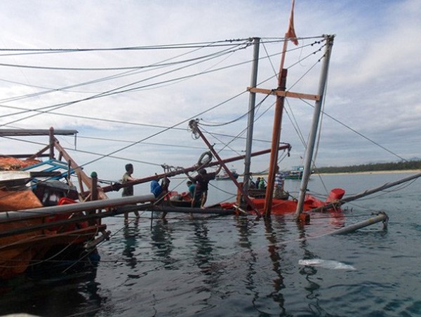Tàu câu mực bị đâm chìm, 3 người bị thương và mất tích