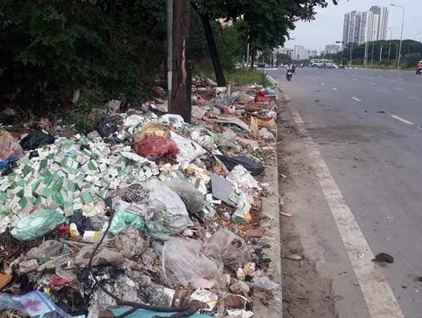 Rác thải ngập Đại lộ Thăng Long: Đề xuất lắp rào bảo vệ, tránh đổ trộm