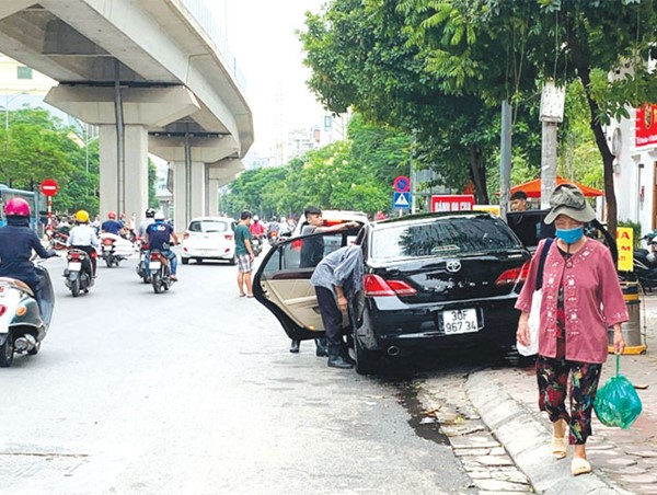 [Điểm nóng giao thông] Nhiều xe ô tô dừng đỗ sai quy định trên phố Hào Nam