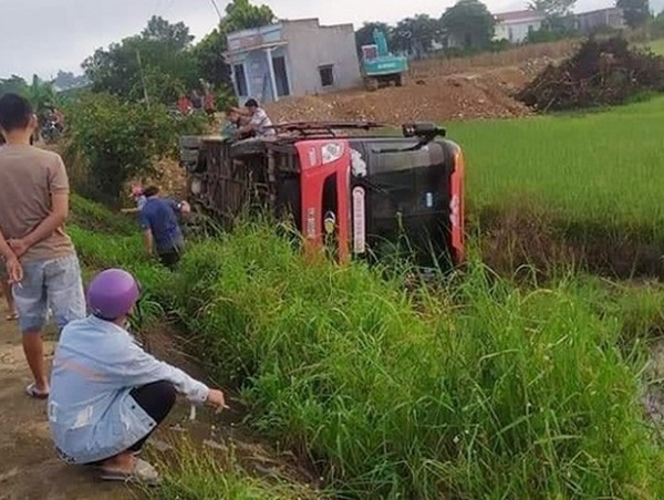 Tai nạn giao thông mới nhất hôm nay 10/9: Đứng chờ đèn đỏ, người đàn ông bị xe tải tông tử vong