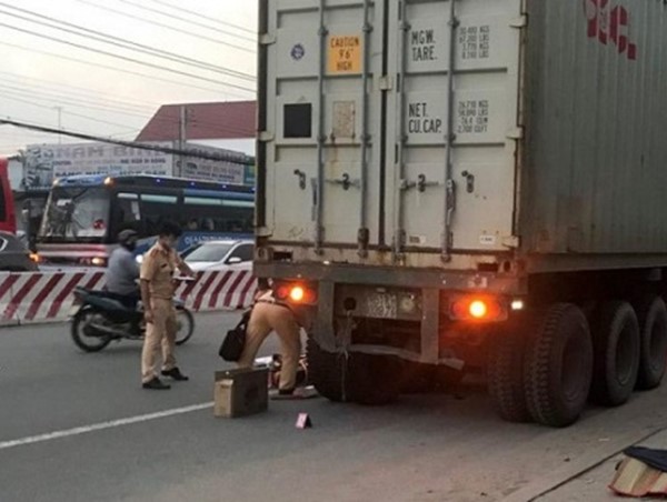 Va chạm với xe container, nam sinh lớp 9 tử vong