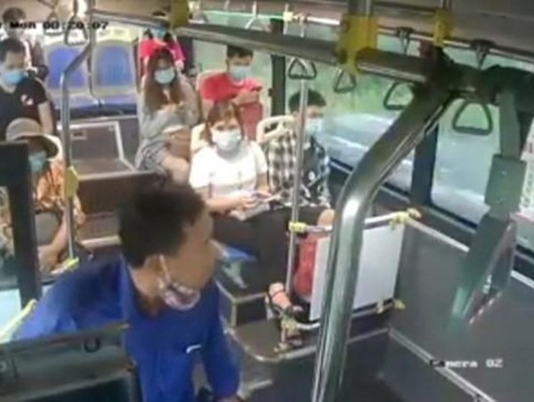 Hà Nội: Danh tính nam hành khách nhổ nước bọt vào nữ phụ xe buýt