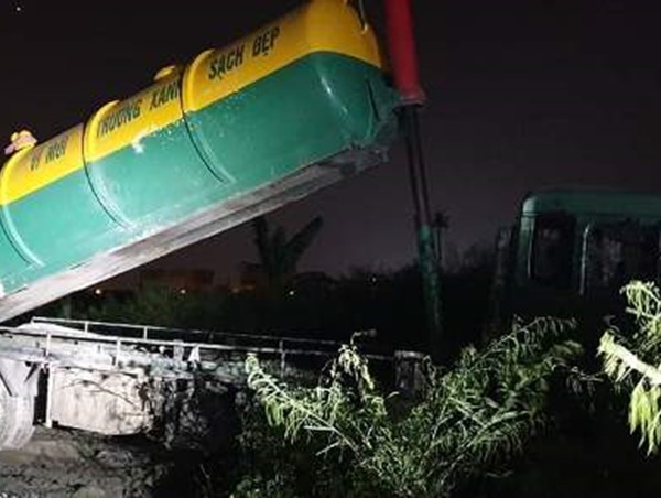 Công ty môi trường đổ trộm phân bùn trên Đại lộ Thăng Long?