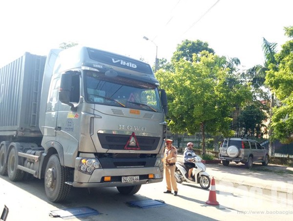 Phát hiện hơn 1.200 xe quá tải trong tháng 8/2020