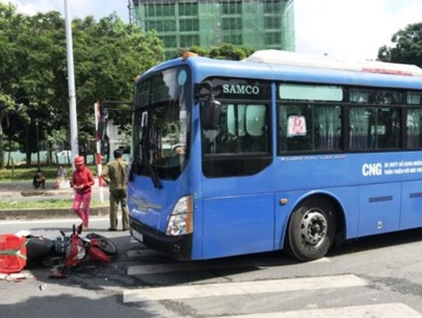 Tai nạn giao thông mới nhất hôm nay 12/9: Xe buýt chạy ngược chiều đâm gục người đi xe máy