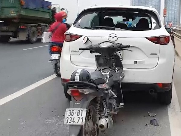 Tài xế ô tô dừng xe ngủ trên cầu Nhật Tân gián tiếp gây tai nạn