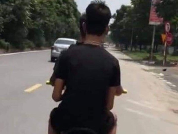 Xử phạt thanh niên huyện Quốc Oai bốc đầu xe máy từ tin nhắn trên Facebook