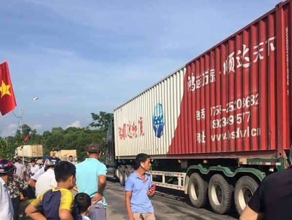 Hà Tĩnh: Va chạm với xe container, 2 người đi xe máy thương vong