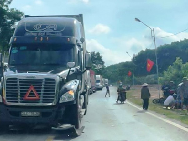 Tai nạn giao thông mới nhất hôm nay 13/9: Vợ tử vong, chồng nguy kịch dưới bánh xe container