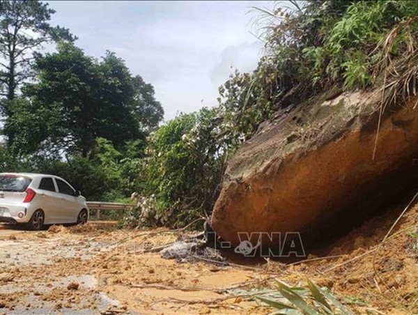 Hàng trăm mét khối đất đá sạt lở tại đường lên Tam Đảo