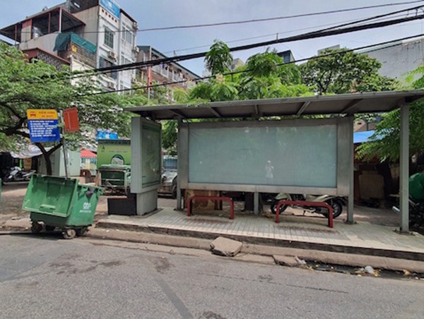 Hà Nội: Rác “đuổi sạch” khách tại nhiều điểm dừng xe buýt