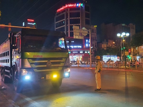 Hà Đông mạnh tay xử lý xe tải vào phố cấm