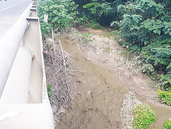 Vấn nạn đổ trộm phế thải trên Đại lộ Thăng Long: Nghiêm trị để tạo sức răn đe