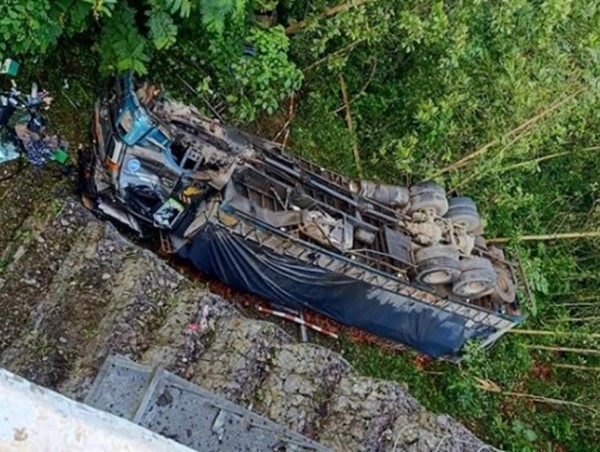 Tai nạn giao thông mới nhất hôm nay 14/9: Xe tải lao xuống vực ở Thanh Hóa