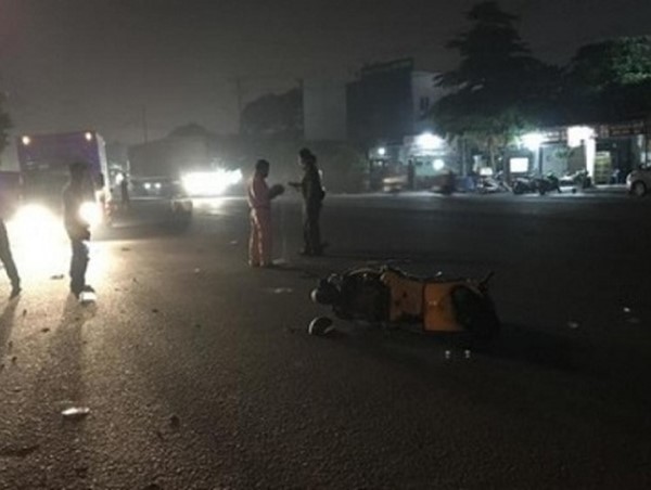 Xe máy tông đuôi ô tô tải