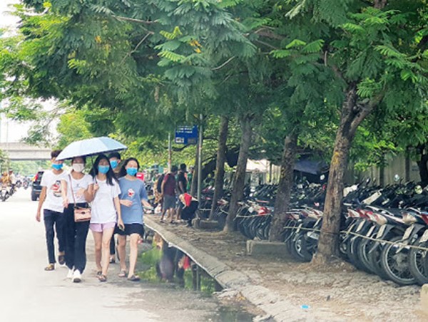 [Điểm nóng giao thông] Người đi bộ bị đẩy xuống lòng đường Nguyễn Hoàng