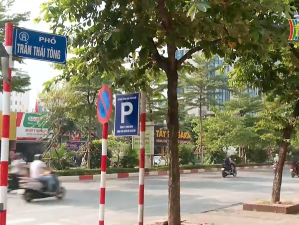 Bất cập biển báo giao thông ở Hà Nội