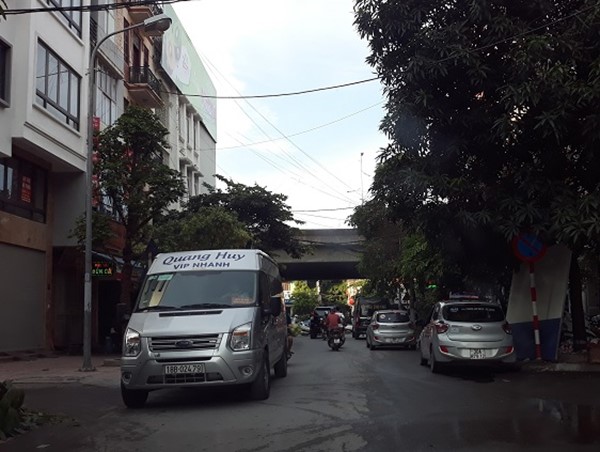 [Điểm nóng giao thông] Ngõ 214 đường Nguyễn Xiển thành… bến xe