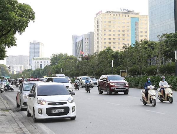 Đề xuất cấm ô tô dừng quá 5 phút: Không dễ thực hiện