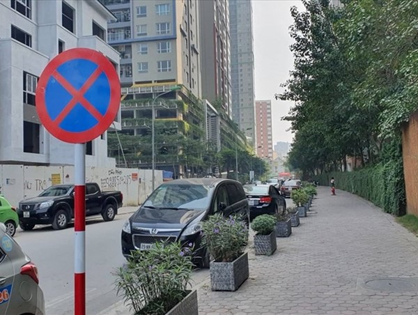 Dừng đỗ ô tô sai quy định tại các khu chung cư: Cái sảy nảy cái ung