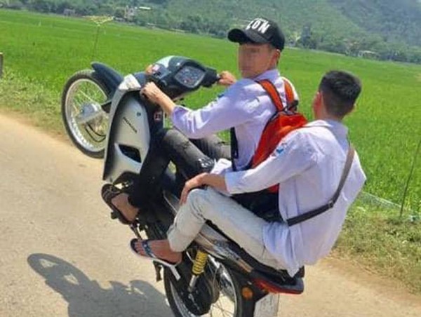 Thạch Thất: Xử phạt 2 trường hợp khoe "bốc đầu" xe máy trên mạng xã hội
