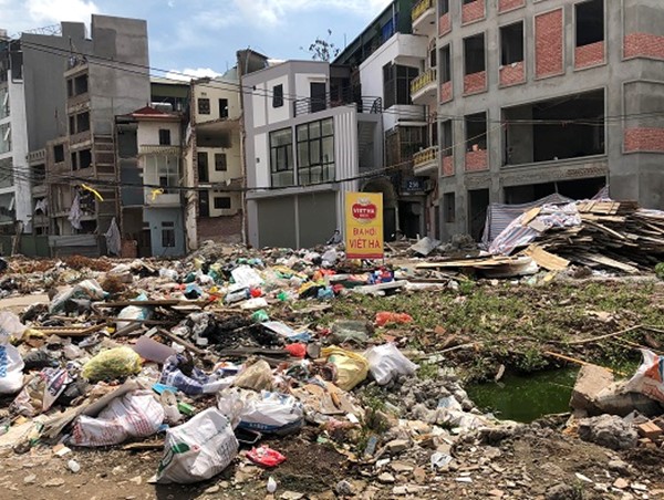Rác thải tràn lan tại tuyến đường Đại La - Minh Khai