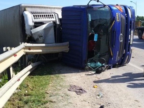 Tin tức tai nạn giao thông mới nhất hôm nay 16/9: Xe tải đâm trực diện xe máy, 1 phụ nữ tử vong