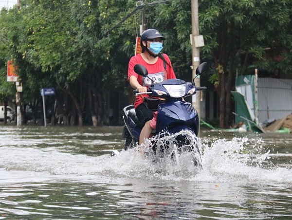 Các tuyến đường lớn tại TP Hà Tĩnh bị ngập sâu, giao thông bị chia cắt sau bão số 5