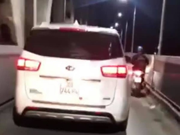 Xử phạt lái xe ô tô đi vào làn xe máy trên cầu Thăng Long