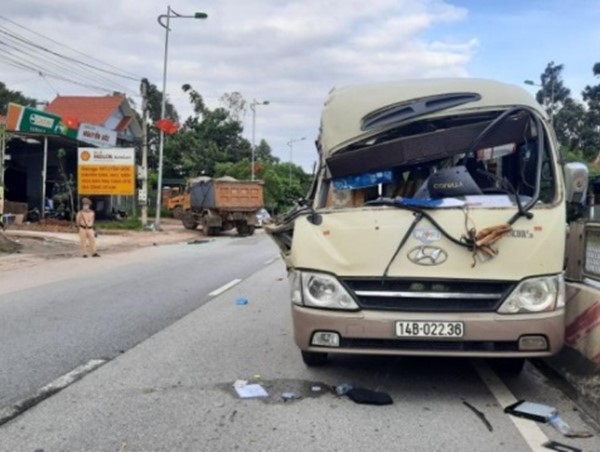 Tai nạn giao thông mới nhất hôm nay 18/9: Xe tải lùi va trúng xe khách, 2 người bị thương nặng