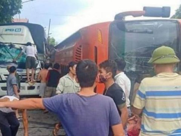 Xe khách lật nghiêng trên QL1A sau khi cán chết người sang đường