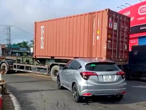 Xe đầu kéo va chạm xe con, cao tốc TP Hồ Chí Minh – Trung Lương tê liệt