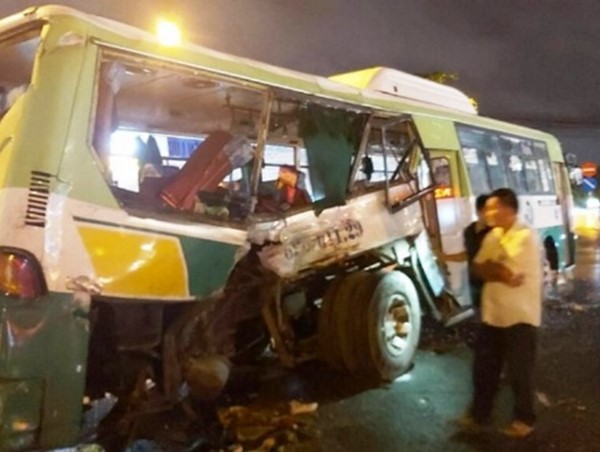Xe tải đâm xe buýt ở Long An, 20 người nhập viện cấp cứu