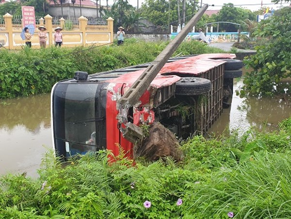 Hải Phòng: Xe khách lao xuống mương nước, 3 người may mắn thoát chết