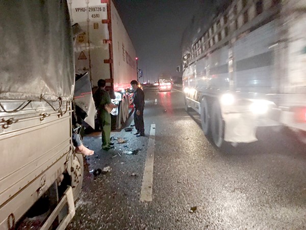 Phần đầu xe tải bẹp dúm sau tai nạn, 2 người tử vong trong cabin