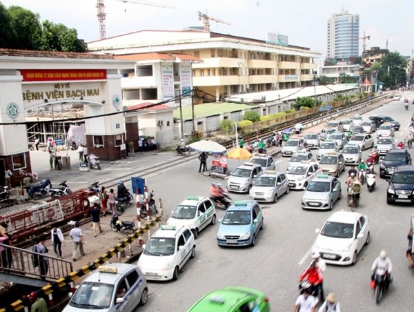 Xử lý taxi "đại náo" bệnh viện: Bỏ ngỏ trách nhiệm của doanh nghiệp!