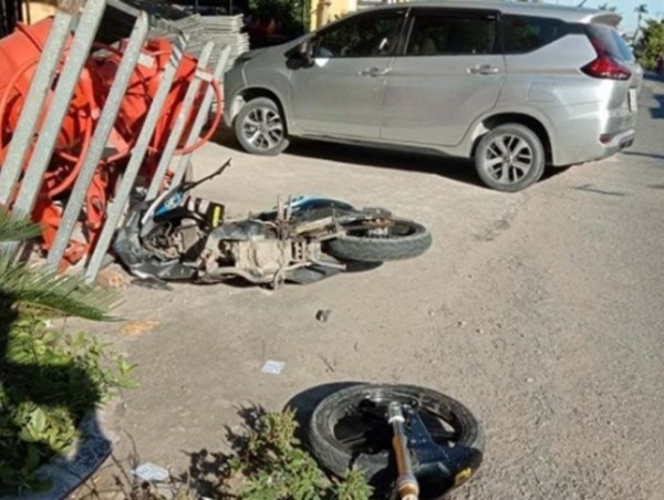 Xe máy gãy đôi, nam thanh niên nguy kịch sau va chạm mạnh với ô tô