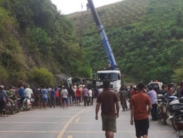 Lật xe chở trâu trên QL6, lái và phụ xe bị thương nặng