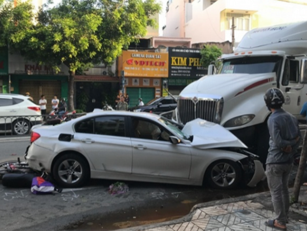 Tai nạn giao thông mới nhất hôm nay 22/9: Xe container tông ô tô BMW