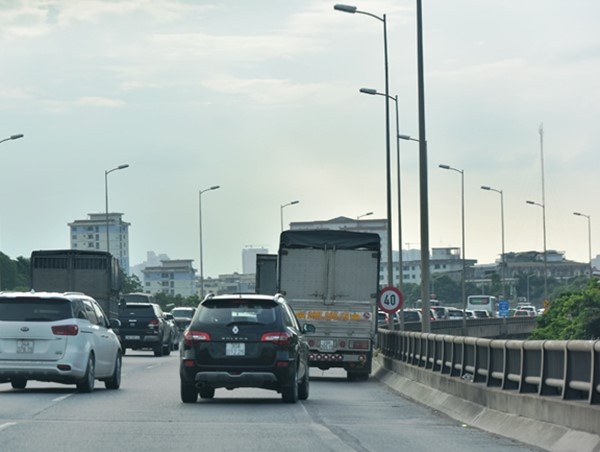 Cảnh sát giao thông nói gì về tình trạng lấn làn vượt ẩu trên đường Vành đai 3