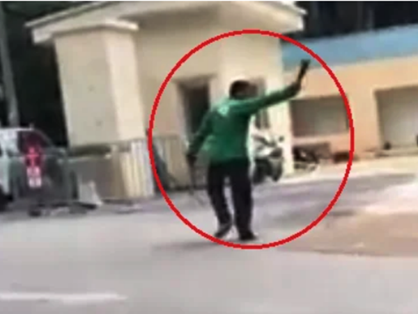 Hà Nội: Điều tra vụ nhóm tài xế xe ôm công nghệ chém nhau ở cổng Bệnh viện E