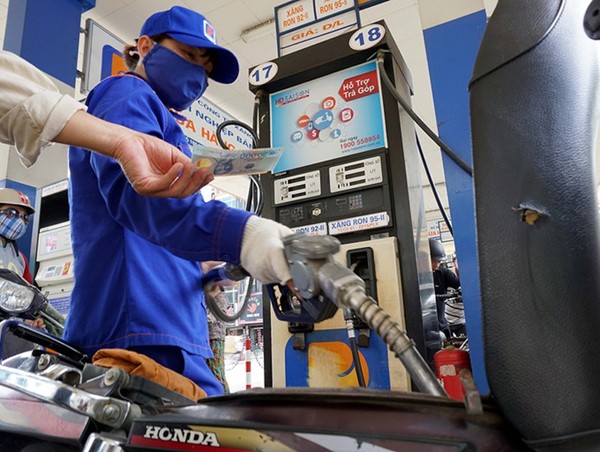 Thu phí bảo trì đường bộ qua xăng dầu: Đừng đẩy rủi ro về phía người dân