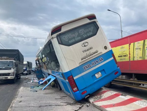 Tai nạn giao thông mới nhất hôm nay 23/9: Xe khách tông chết người rồi chạy trên dải phân cách